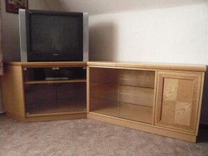 Tv Teil mit Glastüren und Rahmentür mit handfurnierter Kreuzfuge