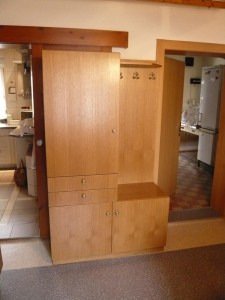 Garderobenschrank aus Eiche furnierter Spanplatte